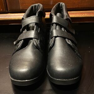 Beacon Black Leathers Velcro Strap 11 WW vintage Ankle Boots